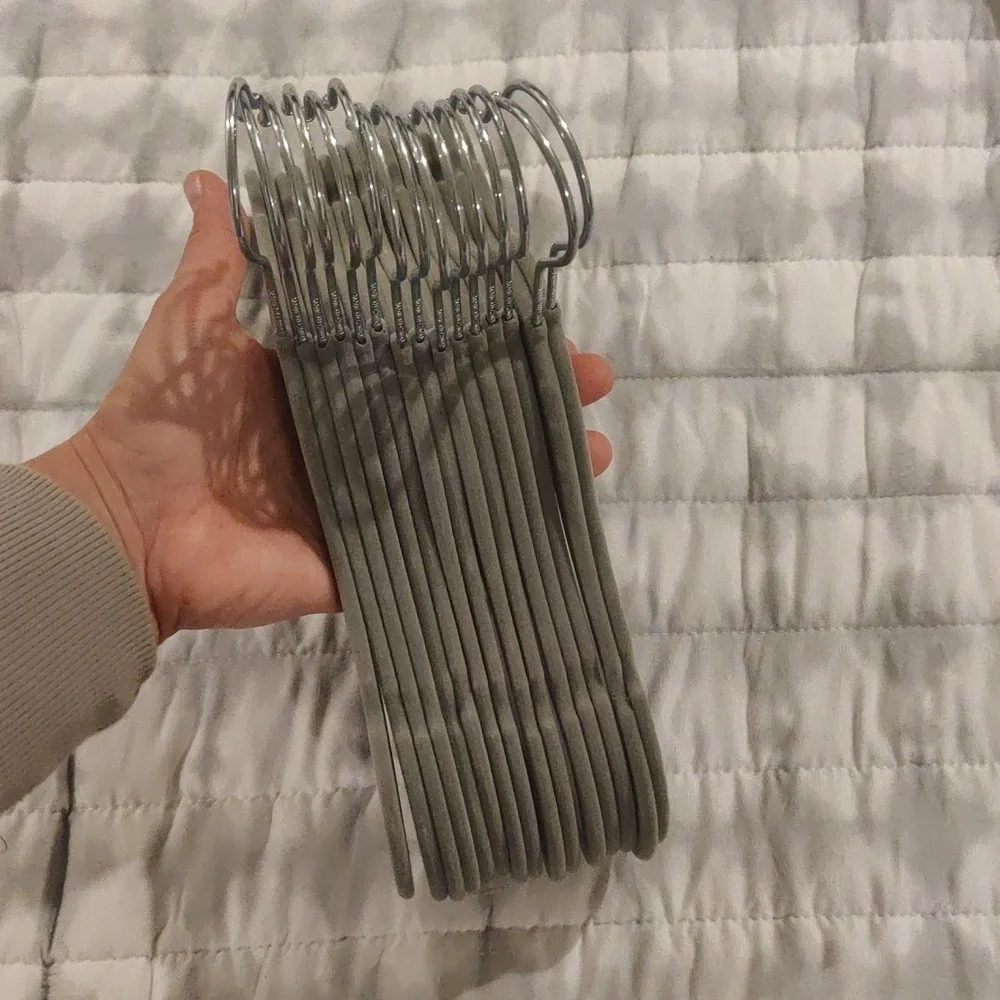 Set Of 15 Non-Slip Velvet Clothes Hangers - Gray Retro Trendy Y2k